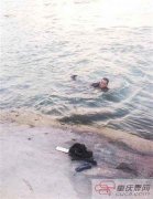 8岁男孩落水长江 退伍军人一个猛子扎了下去